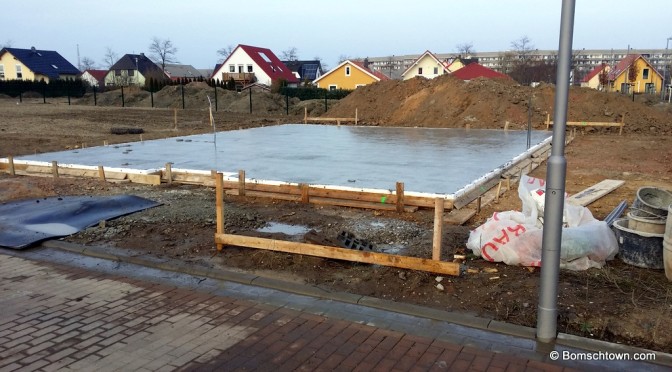 Fundament fertig gestellt › Hausbau in Bomschtown