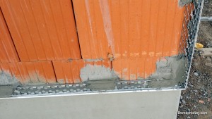 Aluminiumprofil über dem Sockel