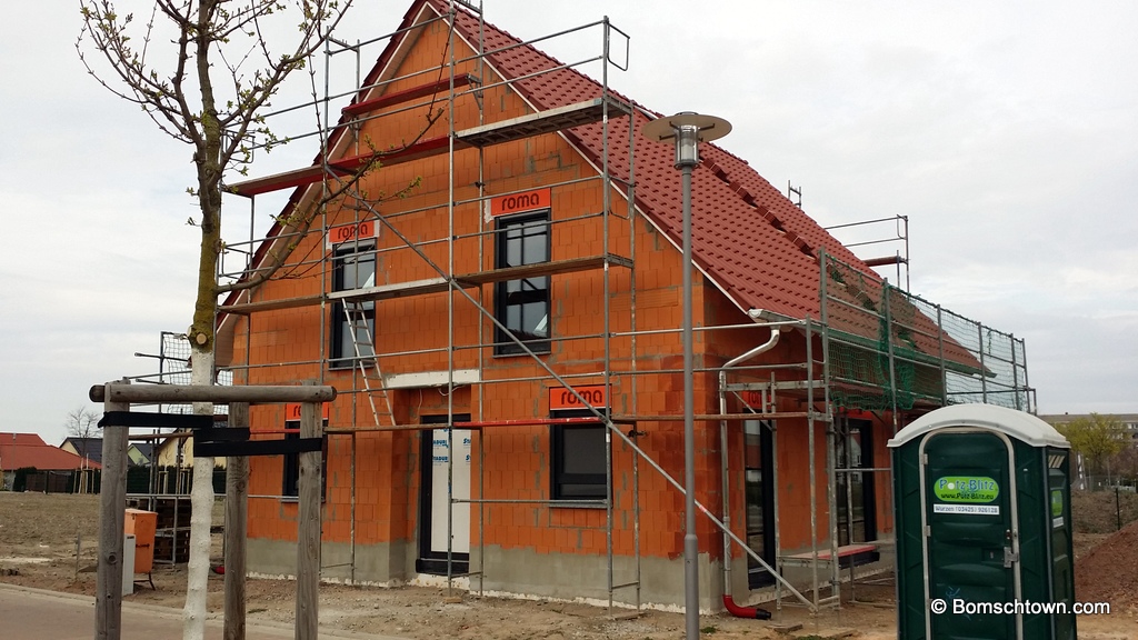 haus-mit-fenstern-anthrazit Rohbau und Fenster