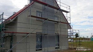 Dunkler Streifen zwischen FEnstern