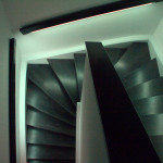 Treppengeländer leuchtet weiß
