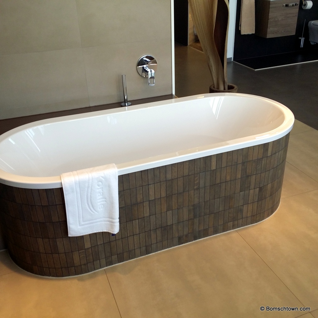 Ovale Badewanne, an der Seite mit Mosaik-Fliesen