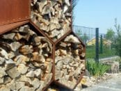 Holzunterstand Woodbee mit Holz gefüllt