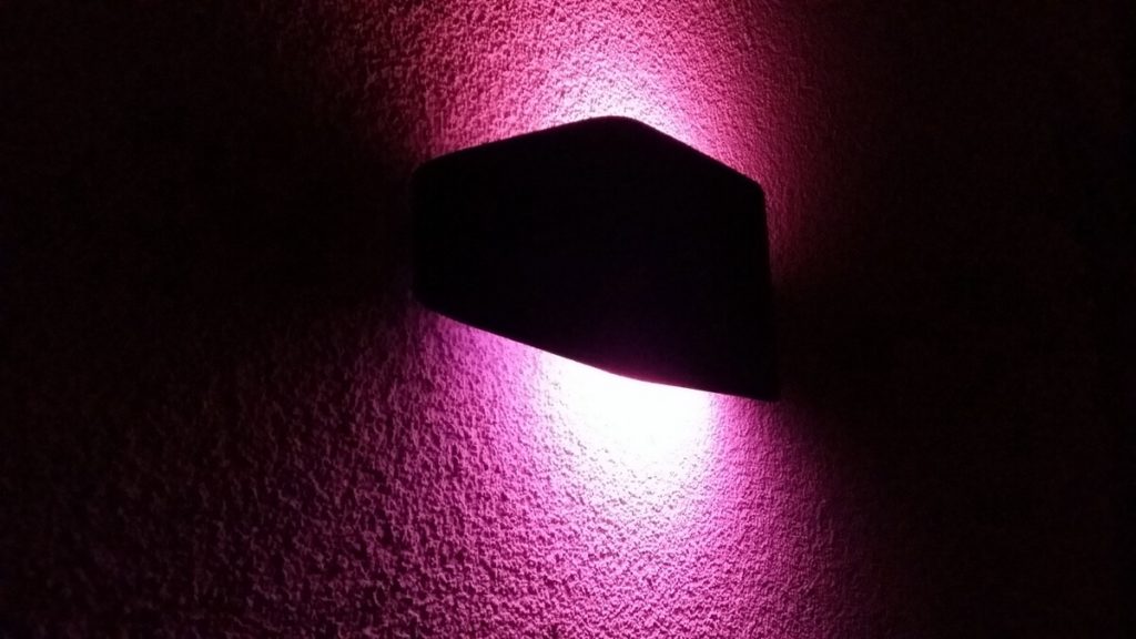 Außenlampe im pinken Detail