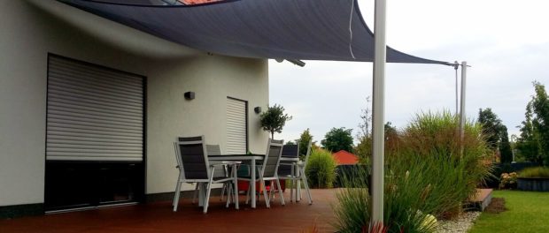 sonnensegel-auf-terrasse Sonnensegel schützt Terrasse vr Sonne