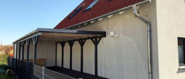 einfahrt-mit-holzcarport Blick auf ein Holzcarport am Haus montiert
