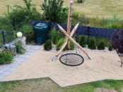 Einpunktschaukel im privaten Sandkasten