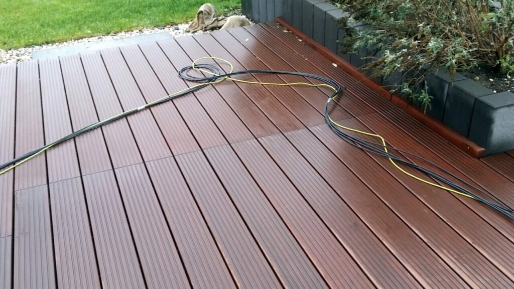 Anschlusskabel PV-Anlage liegt auf Terrasse